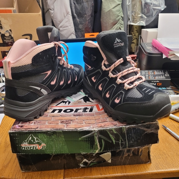 Ladies Hiking Boots - Picture 3 of 10